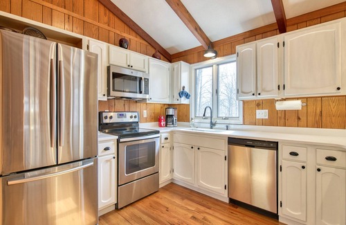 Maggie Valley Casa | Creekside Cabin in Maggie Valley Country Club with Club Pool access -2 King beds