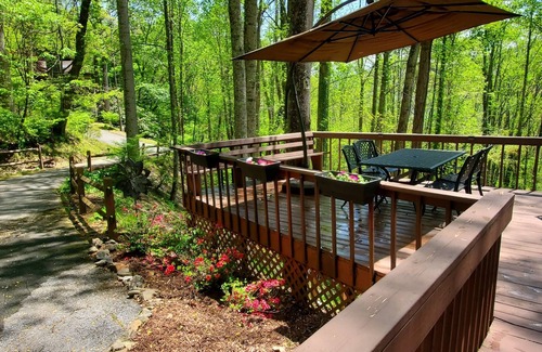 Maggie Valley Casa | Creekside Cabin in Maggie Valley Country Club with Club Pool access -2 King beds