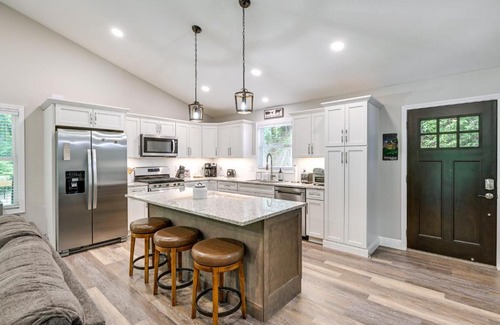 Franklin Casa | Creekside Cabin in Franklin about 8 Mi to Downtown!