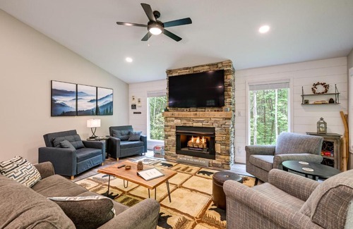 Franklin Casa | Creekside Cabin in Franklin about 8 Mi to Downtown!