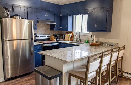 Gouldsboro Cabina | Creekside Cabin in Poconos Mountain Resort