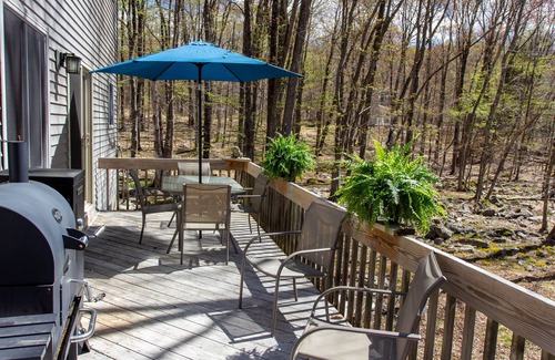 Gouldsboro Cabina | Creekside Cabin in Poconos Mountain Resort