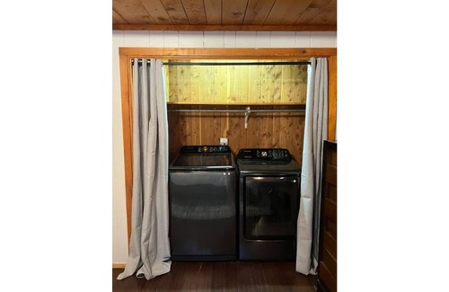 Pearisburg Cabina | Creekside Cabin in the Mountains