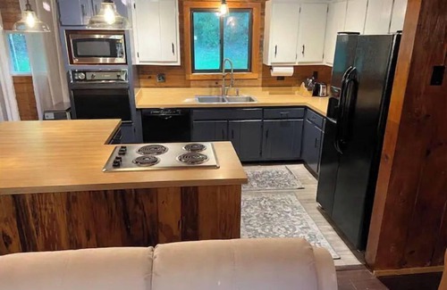 Pearisburg Cabina | Creekside Cabin in the Mountains