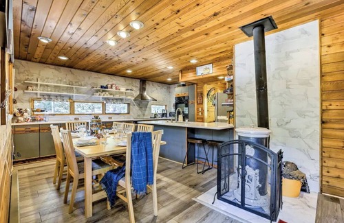 Downieville-Lawson-Dumont Cabina | Creekside Cabin: Mountain Views, Fireplace & Sauna