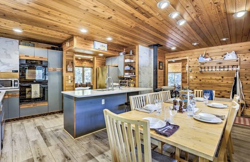 Downieville-Lawson-Dumont Cabina | Creekside Cabin: Mountain Views, Fireplace & Sauna