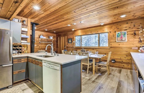 Downieville-Lawson-Dumont Cabina | Creekside Cabin: Mountain Views, Fireplace & Sauna