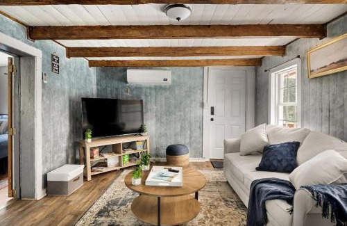Mount Jackson Chalet De Esquí | Creekside Cabin w Hot Tub, Fire Pit, Grill, WiFi!