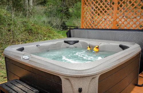 Mount Jackson Chalet De Esquí | Creekside Cabin w Hot Tub, Fire Pit, Grill, WiFi!