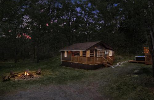 Mount Jackson Chalet De Esquí | Creekside Cabin w Hot Tub, Fire Pit, Grill, WiFi!