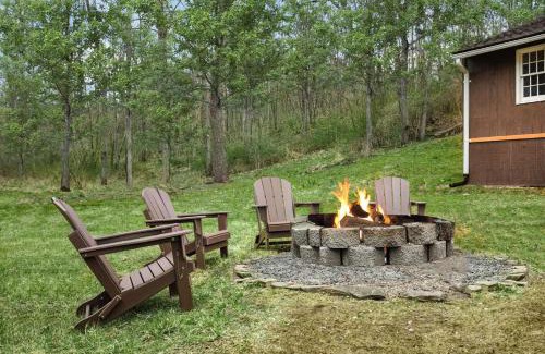 Mount Jackson Chalet De Esquí | Creekside Cabin w Hot Tub, Fire Pit, Grill, WiFi!