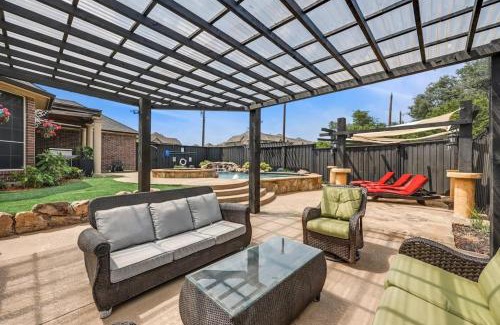 Plano Casa | Creekside Charm w Pool Backyard Oasis Patio