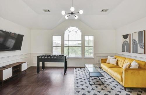 Plano Casa | Creekside Charm w Pool Backyard Oasis Patio