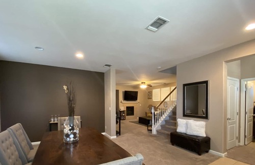 North Natomas Casa | Creekside Chateau- CLOSE TO AIRPORT/DOWNTOWN/SHOPS