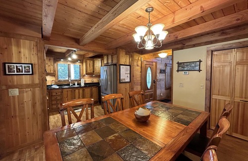Banner Elk Cabina | Creekside Comfort NC - Creekside cabin minutes from amazing hiking and skiing.