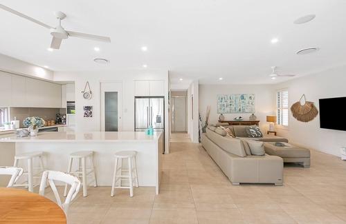 Pottsville Casa | Creekside Cottage - 3BR Tranquil Beach Home by uHoliday