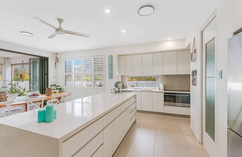 Pottsville Casa | Creekside Cottage - 3BR Tranquil Beach Home by uHoliday
