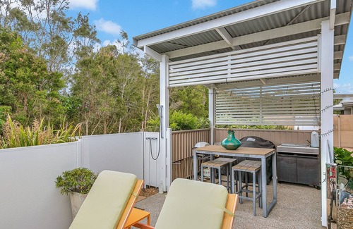 Pottsville Casa | Creekside Cottage - 3BR Tranquil Beach Home by uHoliday
