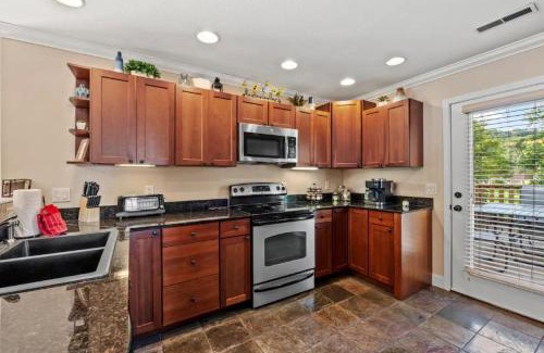 Gatlinburg - Pigeon Forge Casa | Creekside Cottage*Hot Tub*Entire Home-Pigeon Forge