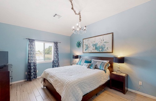 Conroe Casa | Creekside Cottage | House in Conroe