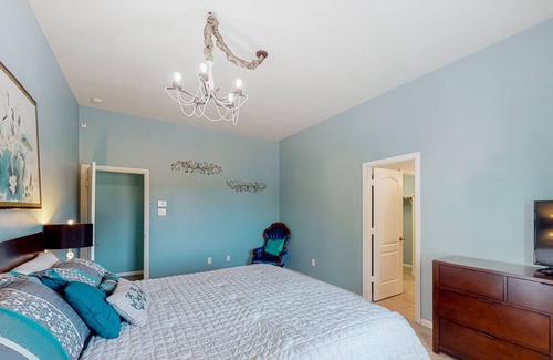 Conroe Casa | Creekside Cottage | House in Conroe