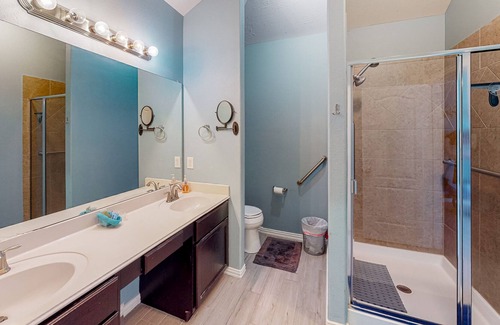 Conroe Casa | Creekside Cottage | House in Conroe