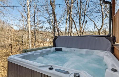Gatlinburg - Pigeon Forge Casa | Creekside Cottage is peaceful welcoming dog friendly cabin with amazing views of the valley