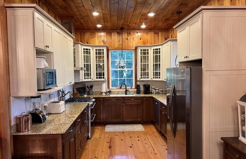 Sardinia Cabaña | Creekside Country Cottage- minutes away from I-95
