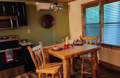 Cosby Cabina | Creekside Couple's Retreat at Cool Waters