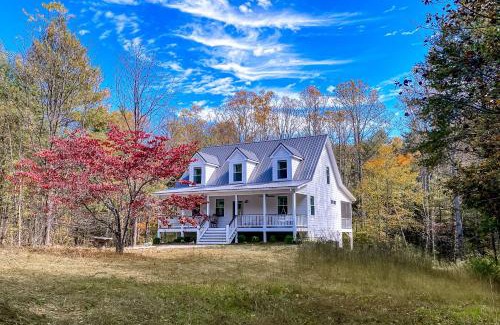 Hendersonville Casa | Creekside Farmhouse