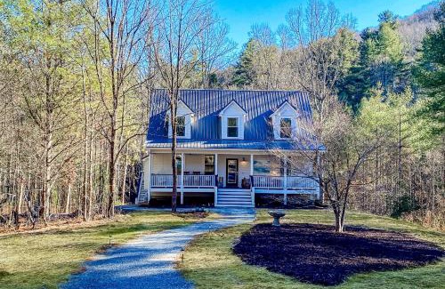 Hendersonville Casa | Creekside Farmhouse