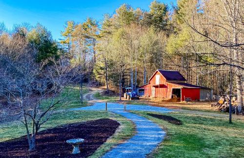 Hendersonville Casa | Creekside Farmhouse