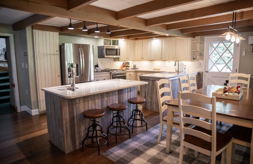 Cumbola Otro | Creekside Farmhouse / Hot Tub