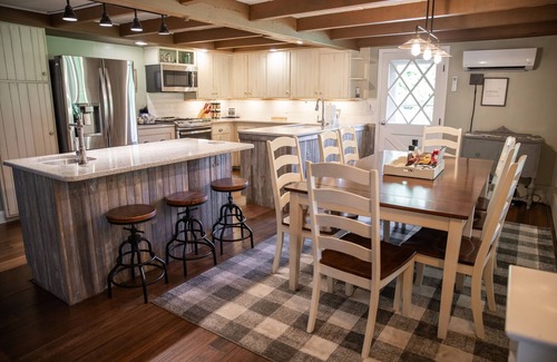 Cumbola Otro | Creekside Farmhouse / Hot Tub