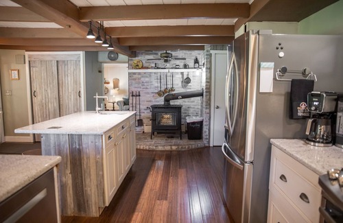 Cumbola Otro | Creekside Farmhouse / Hot Tub