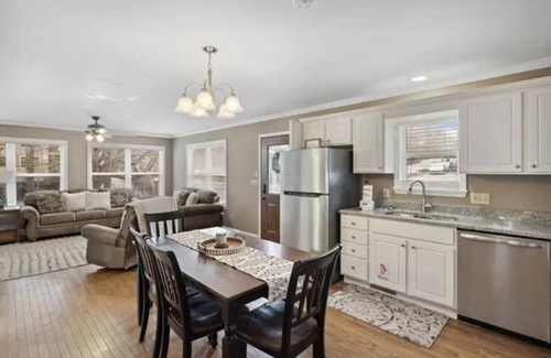 Gatlinburg Cabaña | Creekside, Hot Tub, 2 King Beds, Walking Distance to Downtown, Great Parking!
