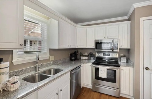Gatlinburg Cabaña | Creekside, Hot Tub, 2 King Beds, Walking Distance to Downtown, Great Parking!