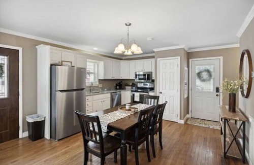 Gatlinburg Cabaña | Creekside, Hot Tub, 2 King Beds, Walking Distance to Downtown, Great Parking!