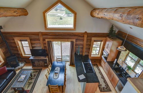 Buena Vista Cabina | Creekside Log Cabin- conveniently located and direct creek access