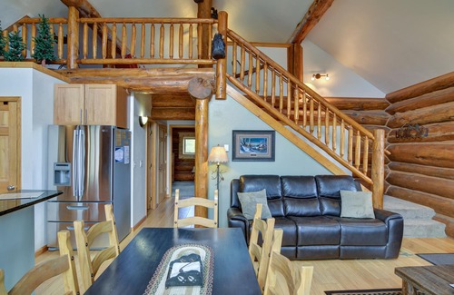 Buena Vista Cabina | Creekside Log Cabin- conveniently located and direct creek access