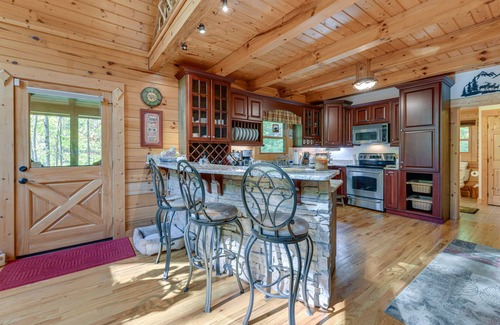 Cataloochee Ranch Cabina | Creekside Maggie Valley Cabin: 2 Mi to Skiing!