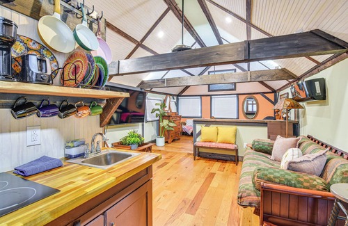 Milford Apartamento | Creekside Milford Studio w/ Gas Grill + Mtn Views!