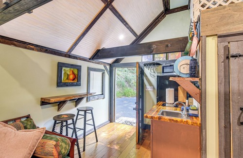 Milford Apartamento | Creekside Milford Studio w/ Gas Grill + Mtn Views!