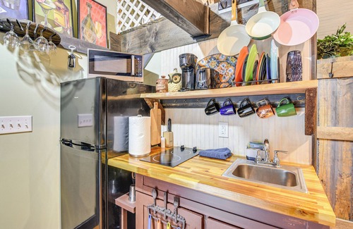 Milford Apartamento | Creekside Milford Studio w/ Gas Grill + Mtn Views!