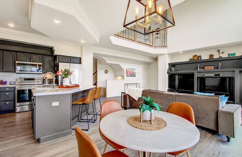 Northeast Colorado Springs Casa | Creekside Mountain View Retreat, Hot Tub, Sleeps 14, 6 Kings, 5 bathrooms