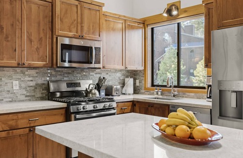 Truckee Casa | Creekside Northstar Condo w/ Fireplace, Balcony, Pool & Free Shuttle