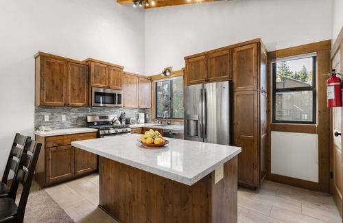 Truckee Casa | Creekside Northstar Condo w/ Fireplace, Balcony, Pool & Free Shuttle