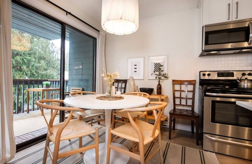 Whistler Creekside Apartamento | Creekside Oasis - 4 Beds w Pool & Hot tub