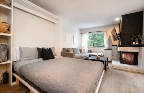 Whistler Creekside Apartamento | Creekside Oasis 4 Beds Pool and Hot Tub