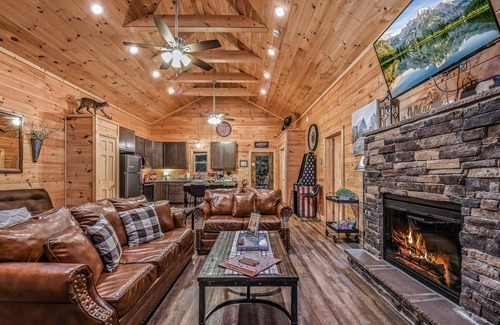 Sevierville Cabina | A Creekside on the Bluff - en creek / pet friendly